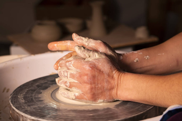 Ceramista professionista che fa ciotola in laboratorio di ceramica
 - Foto, immagini