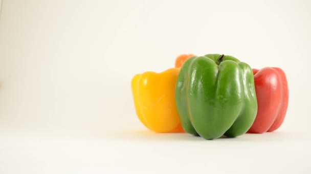 groen, geel, rood en oranje paprika's tegen Wit - diamant arrangement - kraan omhoog - Video