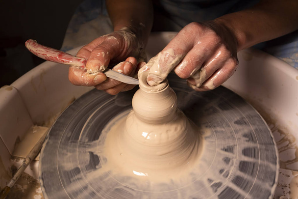 oleiro profissional fazendo tigela na oficina de cerâmica
 - Foto, Imagem