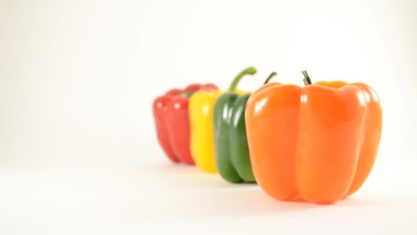 Oranje, groene, gele en rode paprika's tegen Wit - lijn arrangement - kraan omhoog - Video