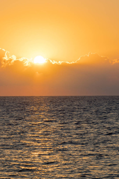 Színes dawn felett a tenger, naplemente. Gyönyörű varázslatos naplemente a tenger fölött. függőleges fénykép - Fotó, kép