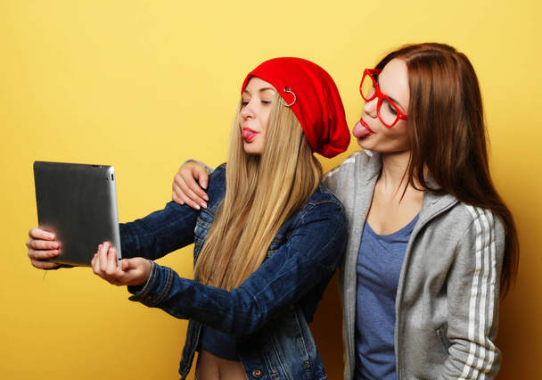 two hipster girls friends taking selfie with digital tablet - Foto, imagen