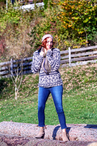 Ganzaufnahme einer lchelnden jungen Frau, drauen stht - Φωτογραφία, εικόνα