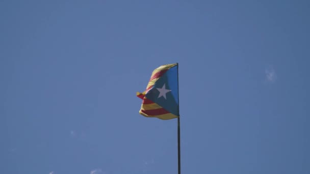 Flaga Republiki katalońskiej macha ze względu na silny wiatr. Kolory flagi nieoficjalne niezależności są czerwone, żółte i niebieskie, z białą gwiazdą w środku. - Materiał filmowy, wideo