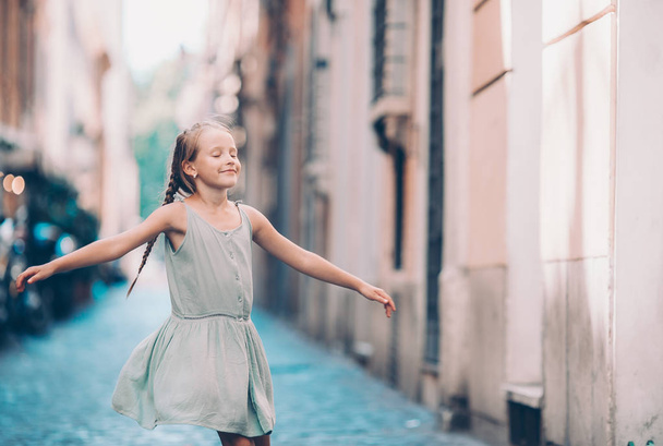 Αξιολάτρευτο κοριτσάκι μόδας σε εξωτερικούς χώρους στην ευρωπαϊκή πόλη Ρώμη - Φωτογραφία, εικόνα