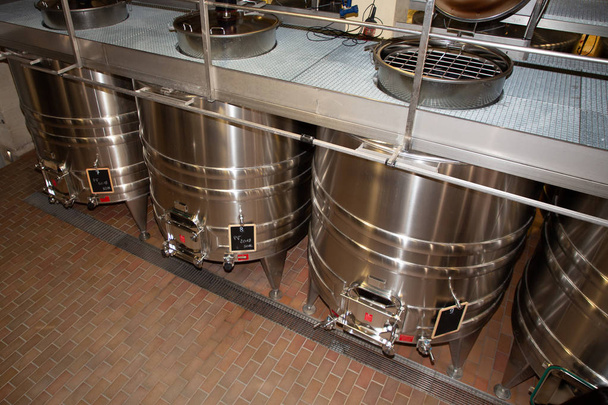 A fermentorokhoz borospince és termelési rozsdamentes acél - Fotó, kép