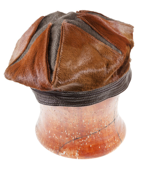 chapeau de béret en fourrure marron sur bloc de bois
 - Photo, image