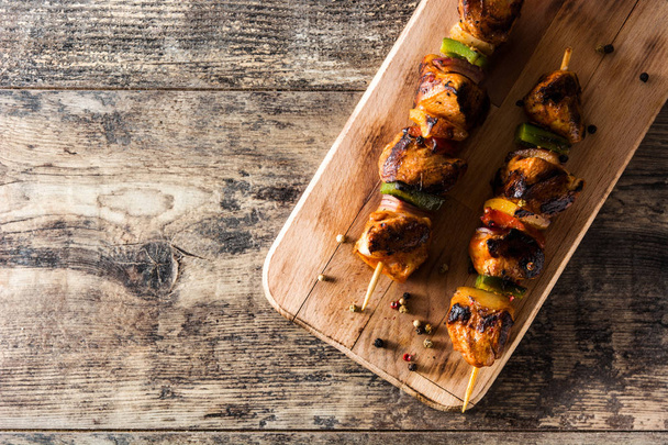Kebab de pollo con verduras en la mesa de madera. Vista superior. Espacio de copia
 - Foto, Imagen