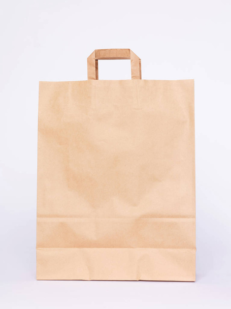 Χονδρό χαρτί τσάντα, λευκό φόντο - Φωτογραφία, εικόνα