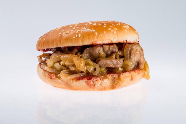 cheeseburger com costeleta de carne, bacon, tomate e fatias de queijo, temperado com molho e salada verde para um menu de restaurante em um fundo isolado branco
 - Foto, Imagem
