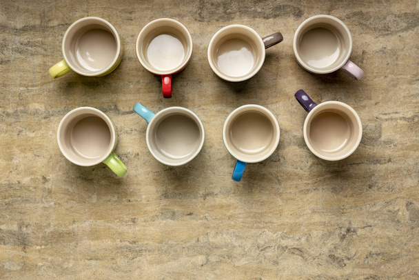 copos de café de grés coloridos
 - Foto, Imagem