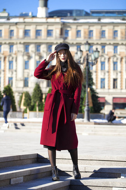 Beautiful girl in stylish in a long burgundy coat - Foto, Bild