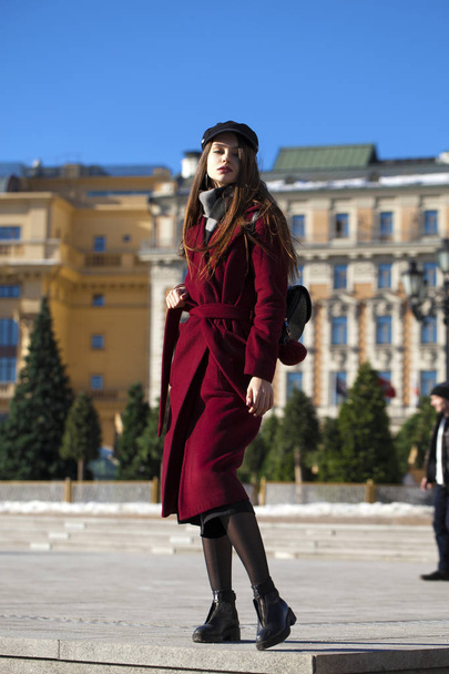 Beautiful girl in stylish in a long burgundy coat - Foto, Bild