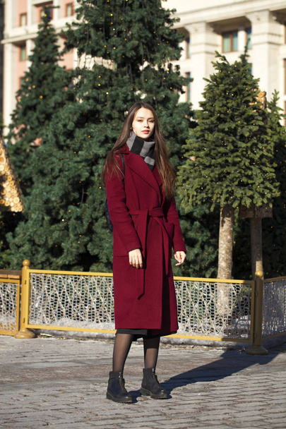 Beautiful girl in stylish in a long burgundy coat - Foto, Imagen