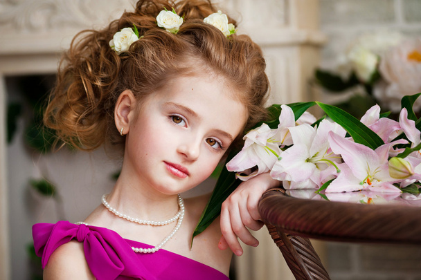 Portrait of a beautiful girl with flowers - Foto, afbeelding