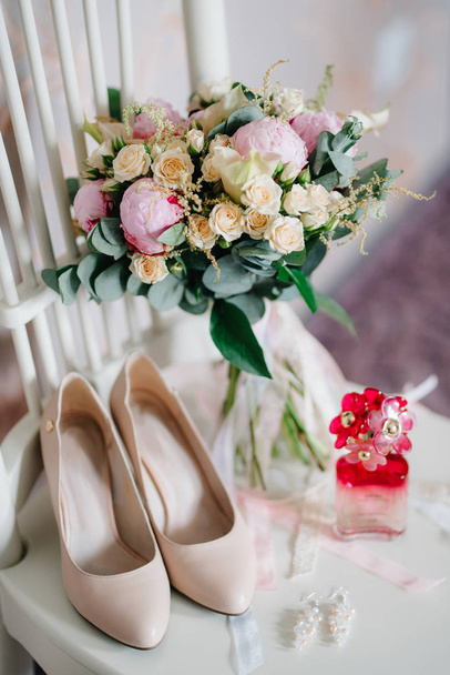 esküvői cipő a menyasszony, gyönyörű divat - Fotó, kép