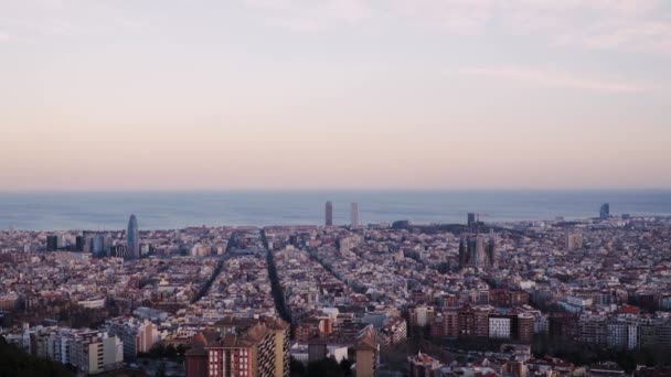 Een time-lapse van Barcelona, Spanje. Het is zonsondergang tijd en de zon is bijna verdwenen. De Middellandse Zee ligt aan de achterkant. De weergave is ontleend aan de anti-vluchteling. - Video