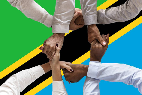 Drapeau de Tanzanie, intégration d'un groupe multiculturel de jeunes
 - Photo, image