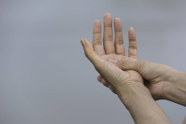 Mujer sosteniendo su mano. Dolor en la mano de una mujer. Masaje femenino p
 - Foto, imagen