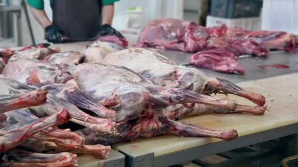 cuts freshly slaughtered meat - Footage, Video