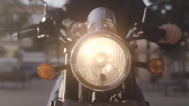 誰かは、バイクになります。オートバイのヘッドライト点灯します。. - 映像、動画