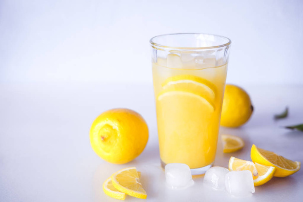 Lemonade. Drink with fresh lemons. Lemon cocktail with juice and ice. - Valokuva, kuva