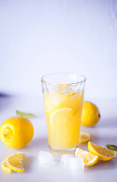 Limonádu. Pít s čerstvých citronů. Koktejl s juice a LED citron. - Fotografie, Obrázek
