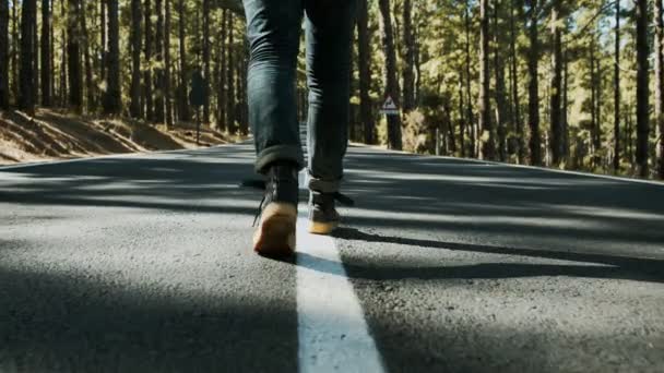 Közelkép a cipők cipők séta az út közepén - Felvétel, videó