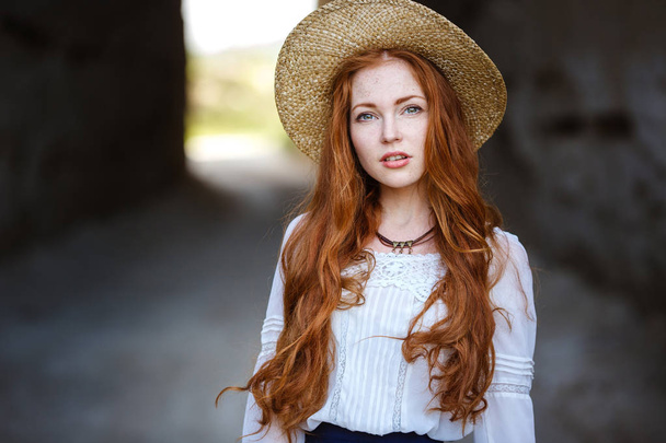 Retrato de verano, hermosa mujer joven pecosa con sombrero de paja
 - Foto, Imagen