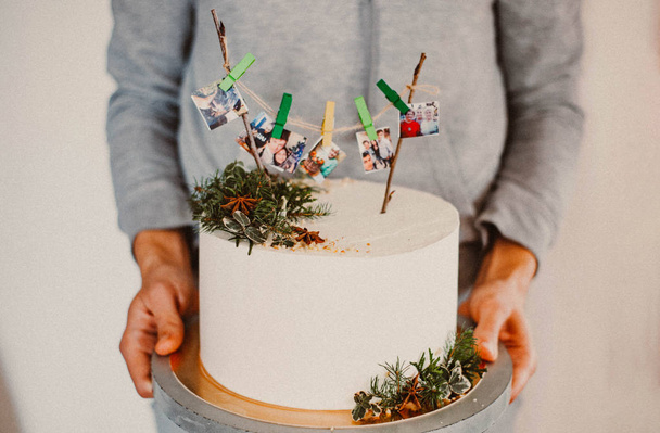 Чоловік тримає торт як подарунок на день народження
 - Фото, зображення