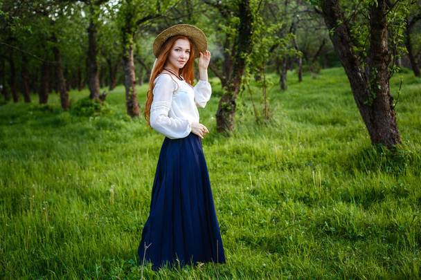 Yaz portre, hasır şapka giyen güzel çilli genç kadın. Bahar elma bahçesinde kız - Fotoğraf, Görsel