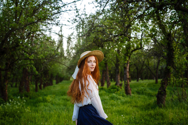 Portrait d'été, belle jeune femme tachetée portant un chapeau de paille. Fille dans le jardin de pommes printemps
 - Photo, image