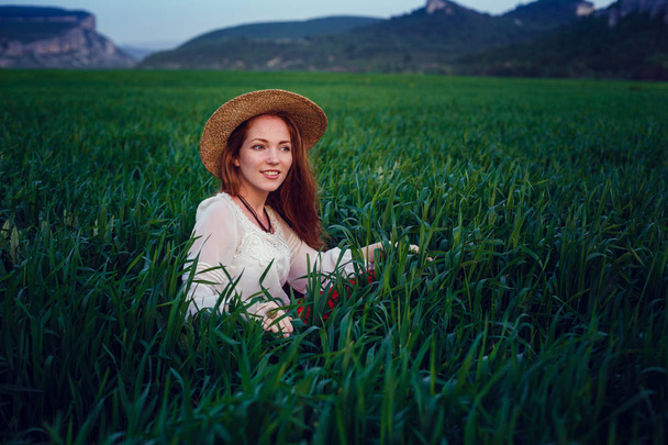 Portret lato, piękny piegowaty młoda kobieta ubrana słomkowy kapelusz na zachód słońca na polu - Zdjęcie, obraz