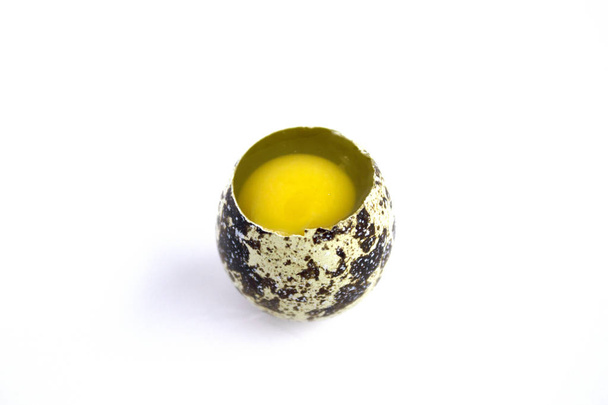 raaka viiriäisen muna valkoisella pohjalla
 - Valokuva, kuva