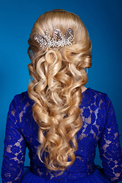 makyaj ve saç modeli gece elbisesi giyen güzel bir kadın moda stüdyo çekim - Fotoğraf, Görsel
