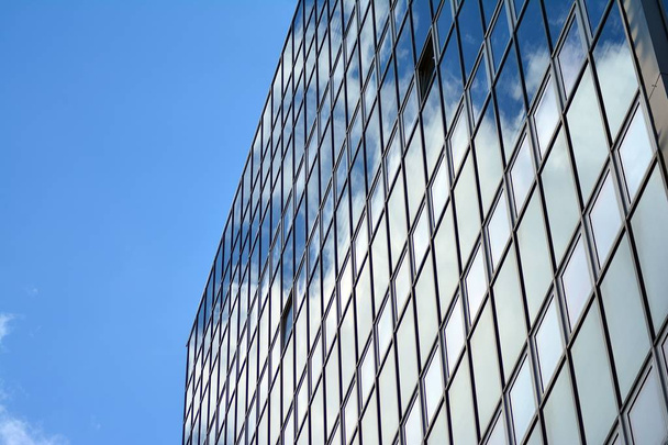 A felhők tükörképe épület üveg felület - Fotó, kép