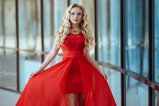 portrait de belle fille élégante portant une robe rouge courte posant ou marchant dans la rue
 - Photo, image