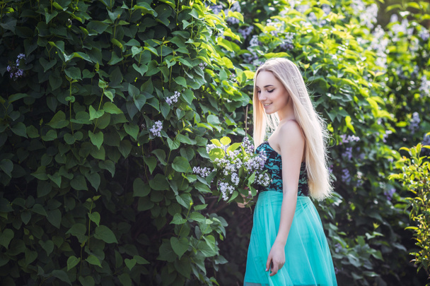 Принцесса. Молодая красивая красивая женщина позирует в длинном вечернем роскошном платье в солнечный летний день. Модный модный чувственный портрет
 - Фото, изображение