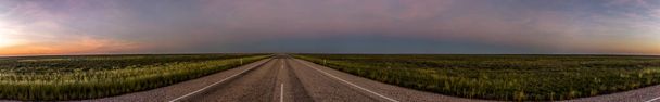 panorama d'une route droite à travers l'arrière-pays australien, après un beau coucher de soleil, Territoire du Nord
 - Photo, image