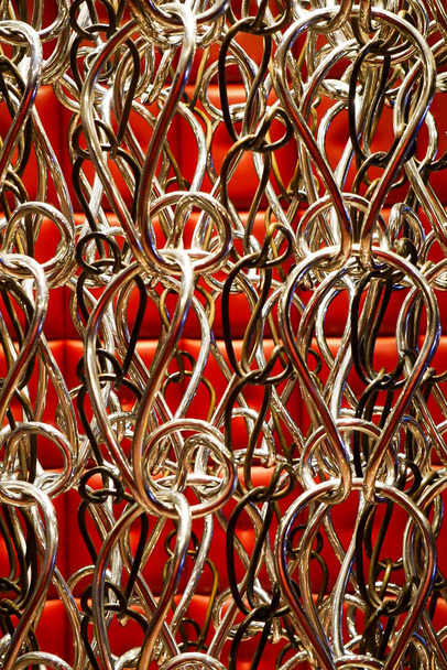 Sanat Tasarım kırmızı kiremitli arka plan ile gümüş yuvarlak kanca - Fotoğraf, Görsel