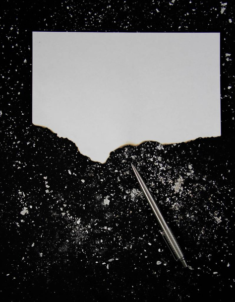 valkoinen kirja mustalla pohjalla - Valokuva, kuva