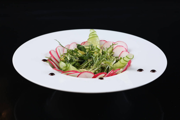 Εστιατόριο πιάτο, πράσινη σαλάτα με ρόκα και αγγούρια, ραπανάκια, υγιεινών τροφίμων, για το μενού - Φωτογραφία, εικόνα