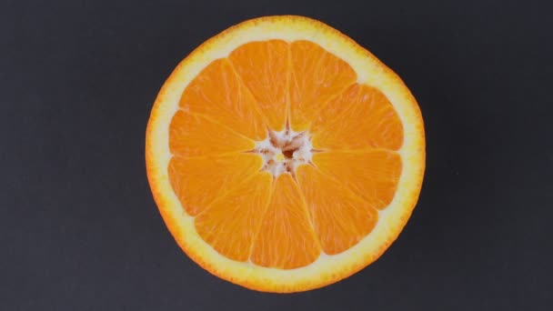 Marco shot of orange fruit and rotate. Close up flesh of orange - Πλάνα, βίντεο