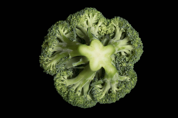 Brokkoli isoliert auf schwarzem Hintergrund - Foto, Bild