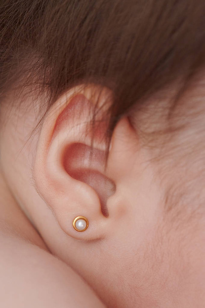 Αυτί του μωρού με το σκουλαρίκι - Φωτογραφία, εικόνα