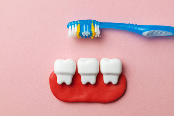 Egészséges fehér fogak, a rózsaszín háttér, a fogkefe - Fotó, kép