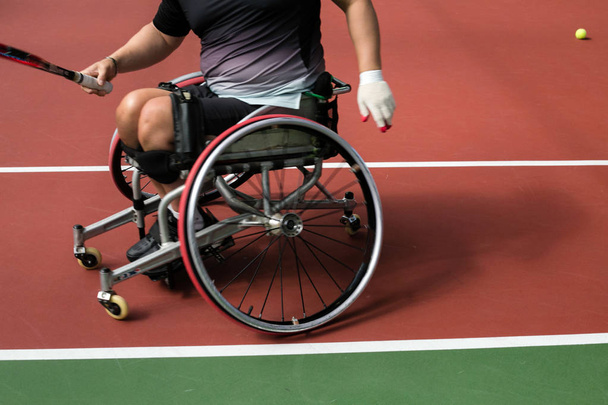 Persone con disabilità in sedia a rotelle che giocano a tennis alle Paralimpiadi
 - Foto, immagini
