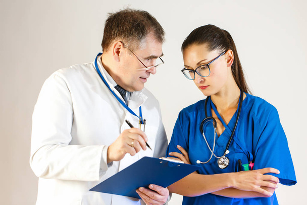 Dwóch lekarzy dyskutują planu leczenia pacjenta - Zdjęcie, obraz