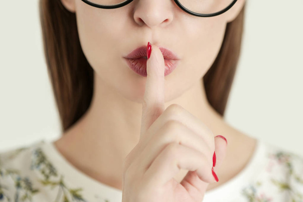 Doigt sur les lèvres - geste silencieux
 - Photo, image