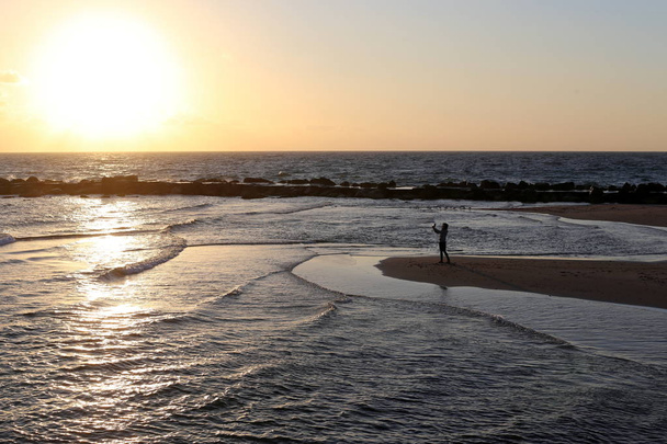 Slunce západu nad obzorem a končí v den na pobřeží Středozemního moře v Izraeli  - Fotografie, Obrázek